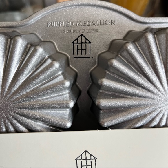 Hearth and Hand Medallion Pan - Picture 2 of 4